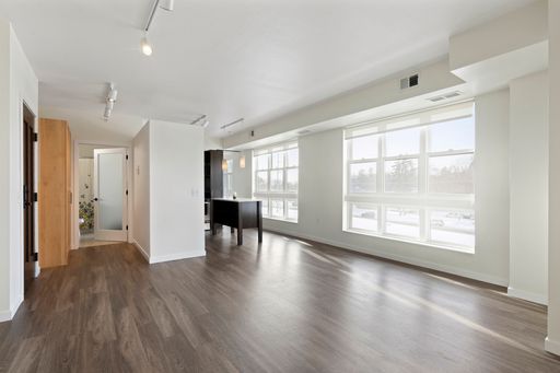Sunny One bedroom apartment at Boatworks Commons