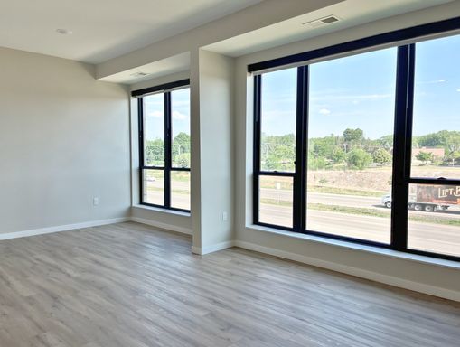 Welcoming Top Floor One Bedroom with Entryway Storage - The Retreat #P20 | *ONE-MONTH FREE*