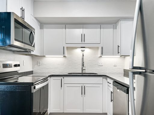 $1000 Off your First Month's Rent in this Renovated Two Bedroom Townhome – photo 1