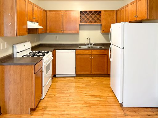 Spacious, Renovated One Bedroom + Den on Grand at The Stratford Flats – photo 1