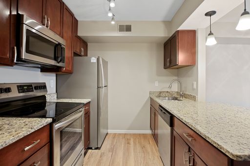 Updated 2 Bedroom + Den @ Waterford Place Townhomes! – photo 1