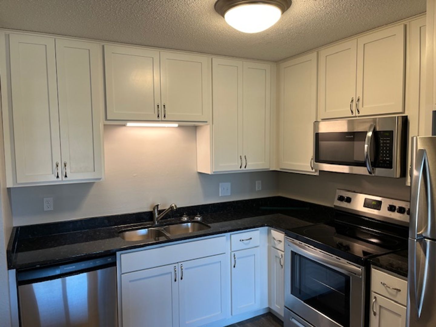 Plymouth Apartment: 3900 Plymouth Blvd