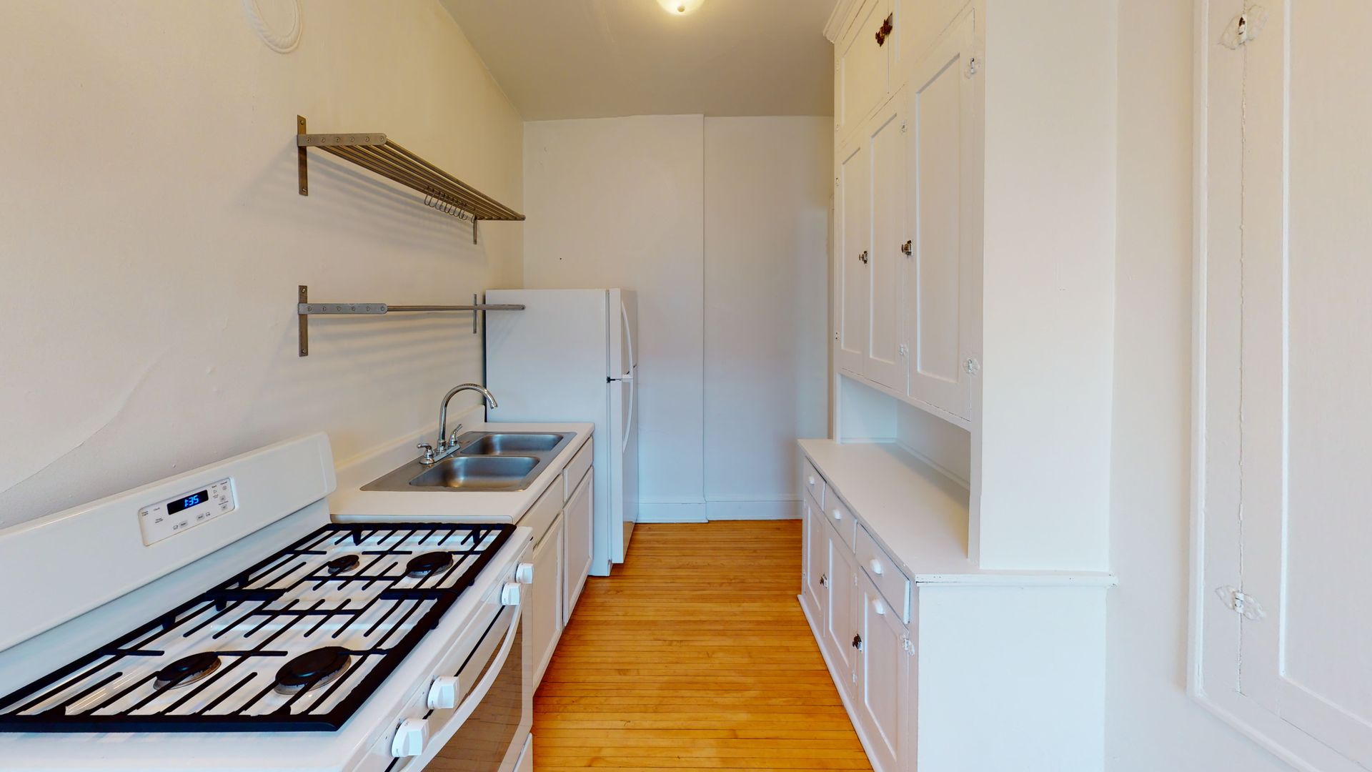 St Paul Apartment: 136 Western N