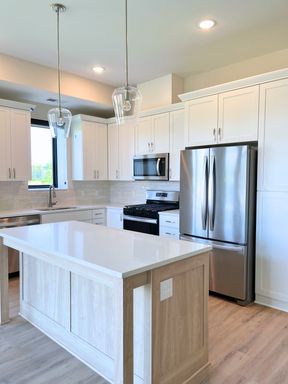 Corner Two Bedroom with a Wine Bar - The Retreat #217 | *ONE-MONTH FREE* – photo 1