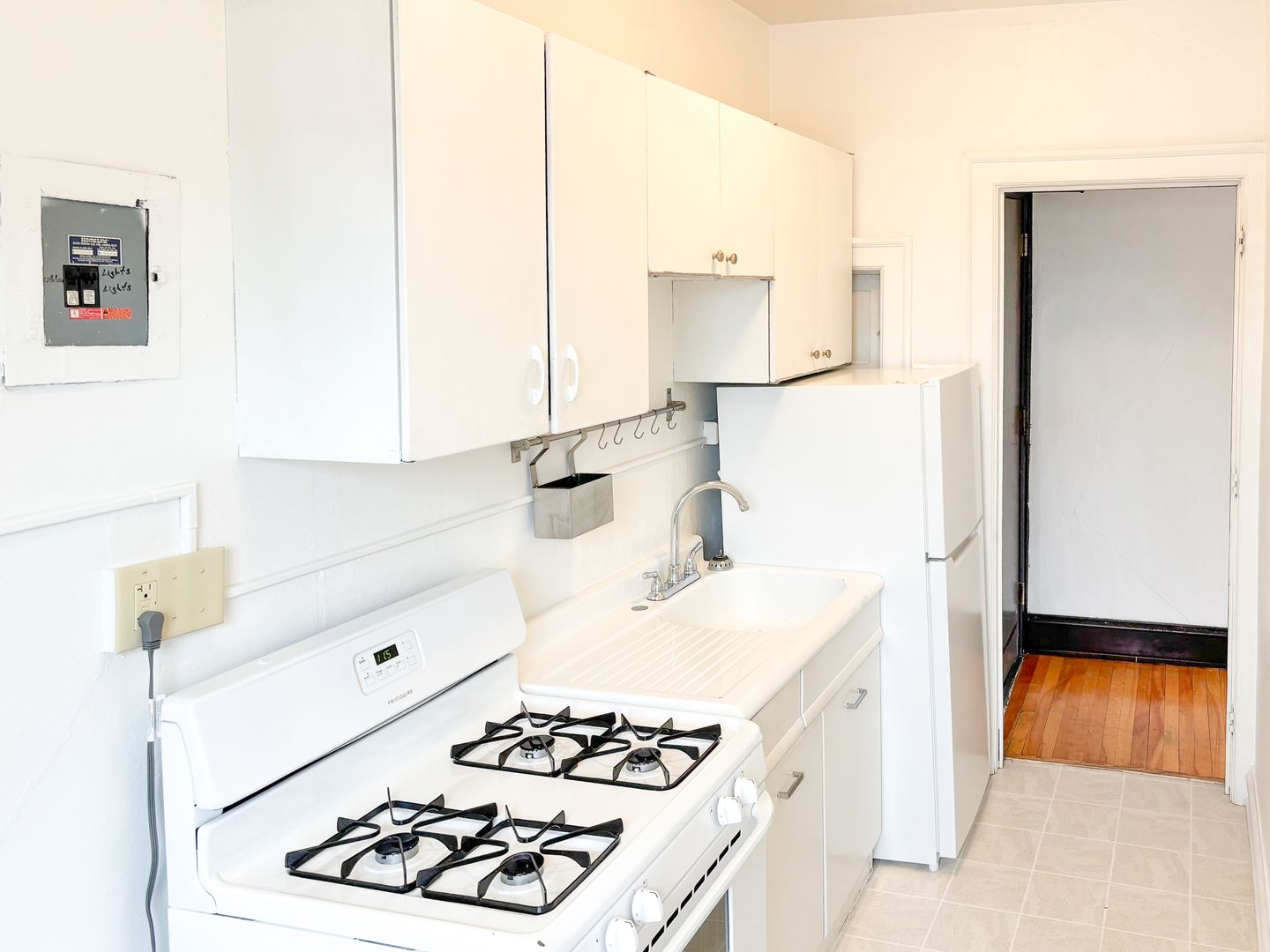 St. Paul Apartment: 682 Grand Ave