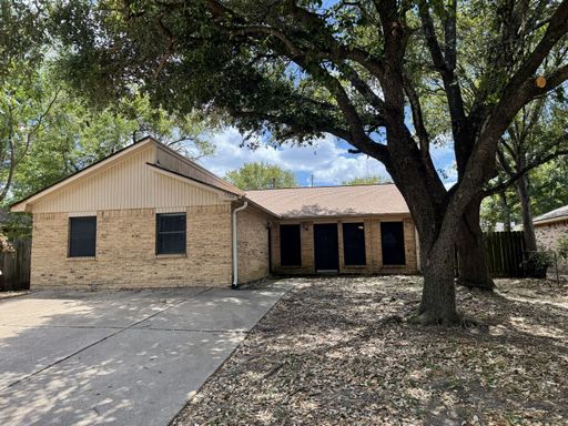 FOUR BEDROOM SINGLE FAMILY HOME AND FENCED BACK YARD FOR YOUR FURRY FRIENDS – photo 1