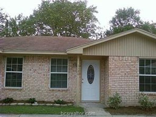 2/1 Duplex with Fenced Backyard! – photo 1