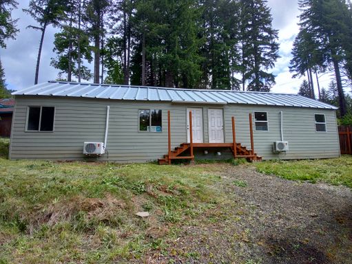 Remodeled Beautiful 2 bed 1 bath Duplex in Swisshome!