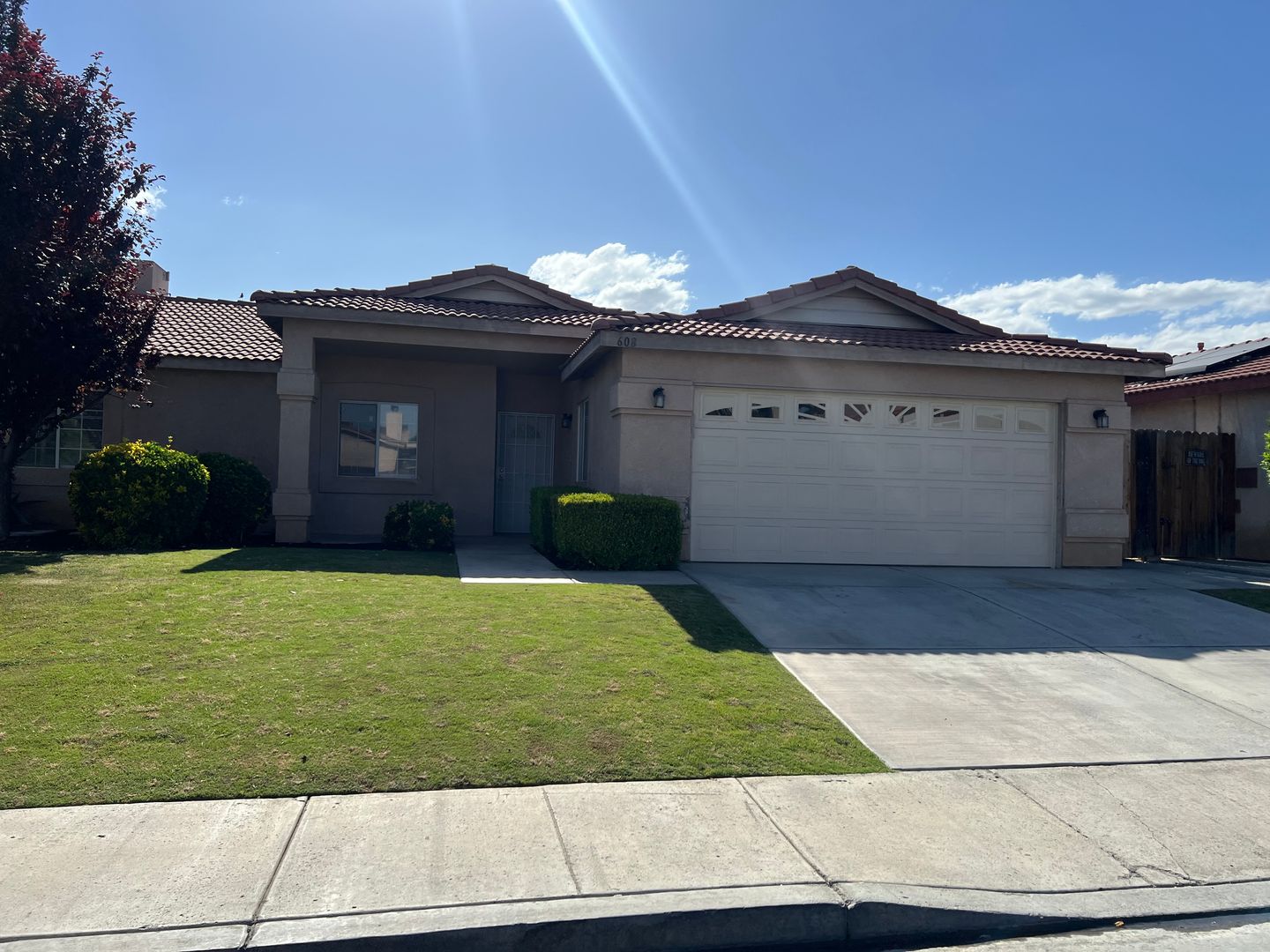 Bakersfield House: 608 Isla Bonita St