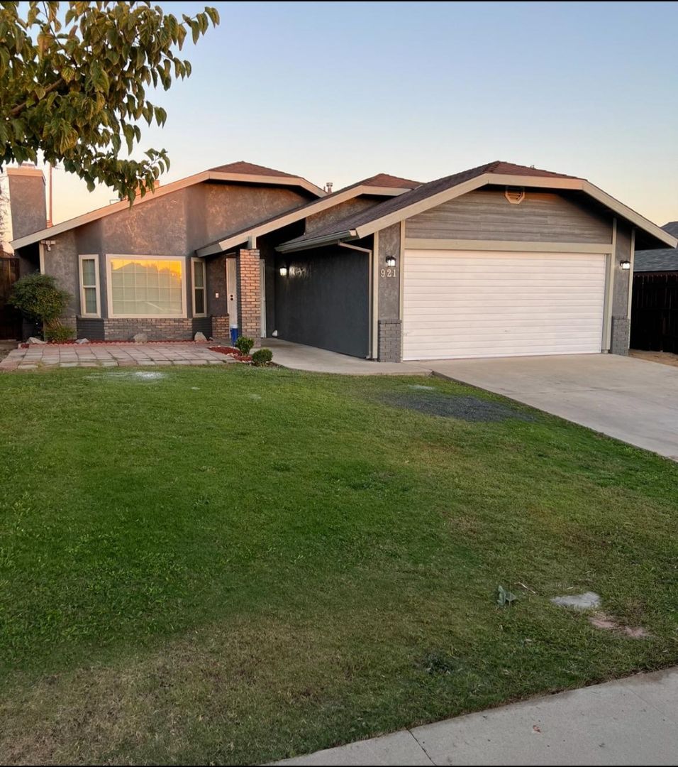 Bakersfield House: 921 Orangewood Drive