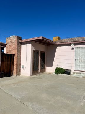 Cozy 1 Bedroom, 1 Bathroom Back Unit House – photo 1