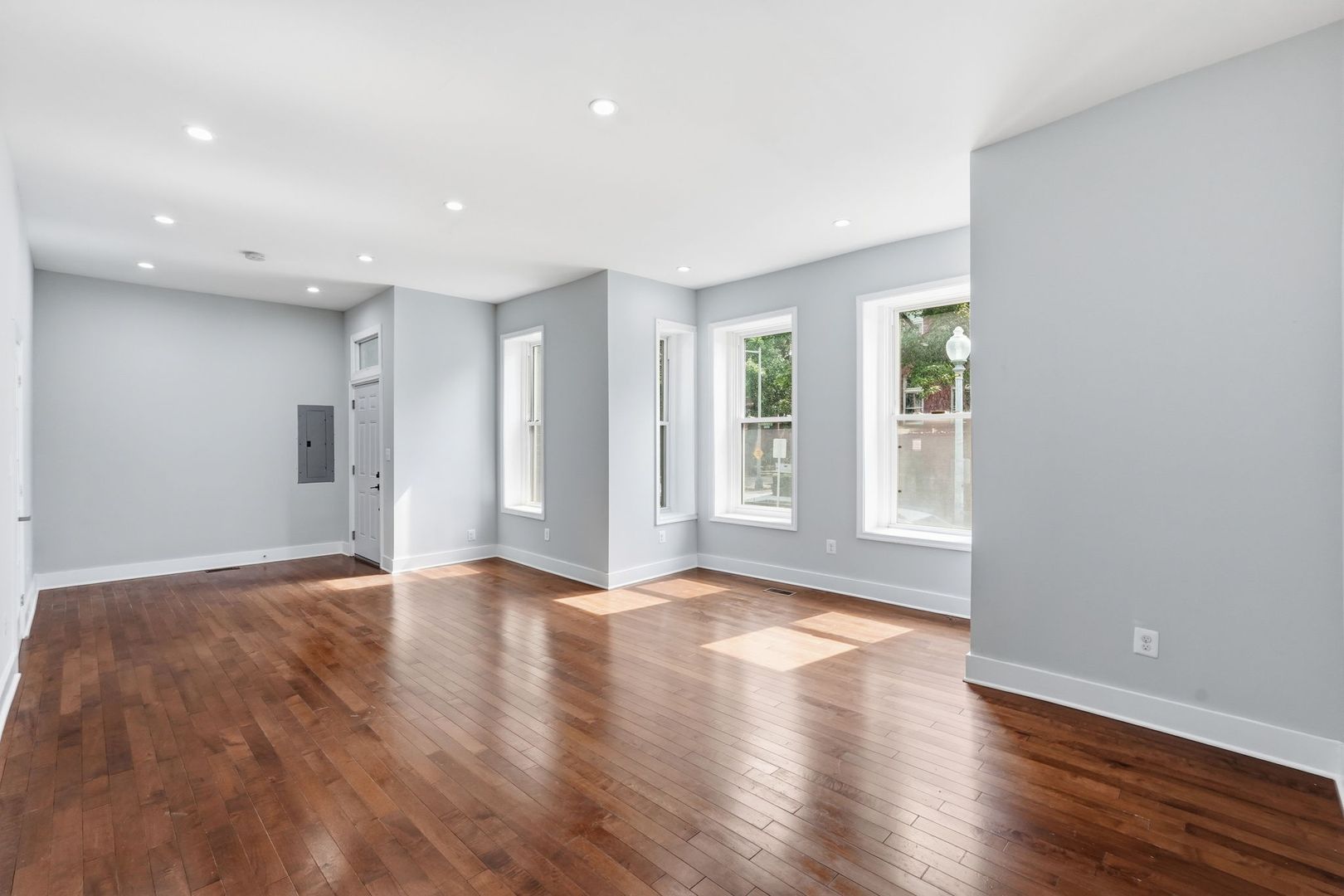 Washington Apartment: 1618 1st St NE