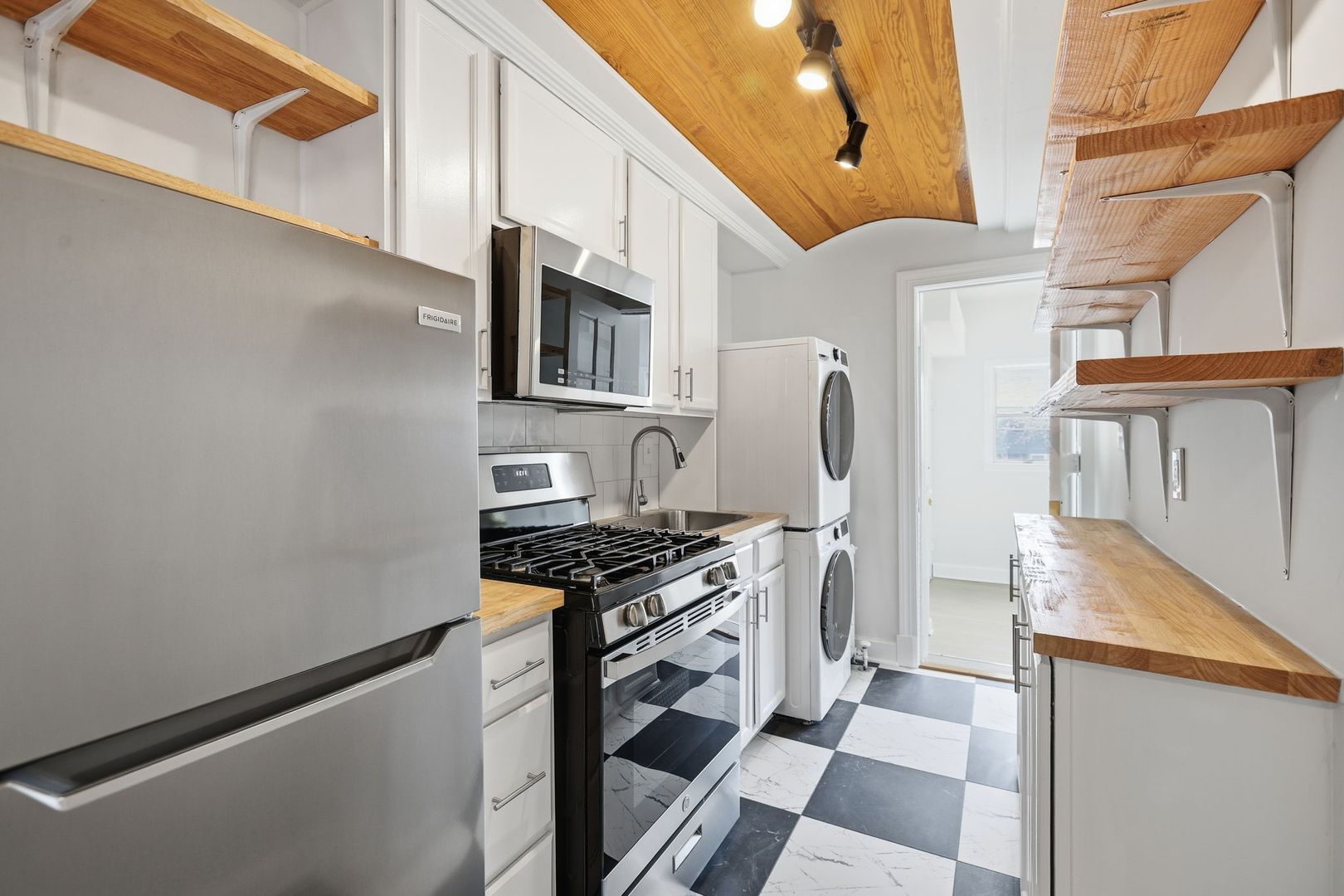 Washington Apartment: 4026 9th St NE