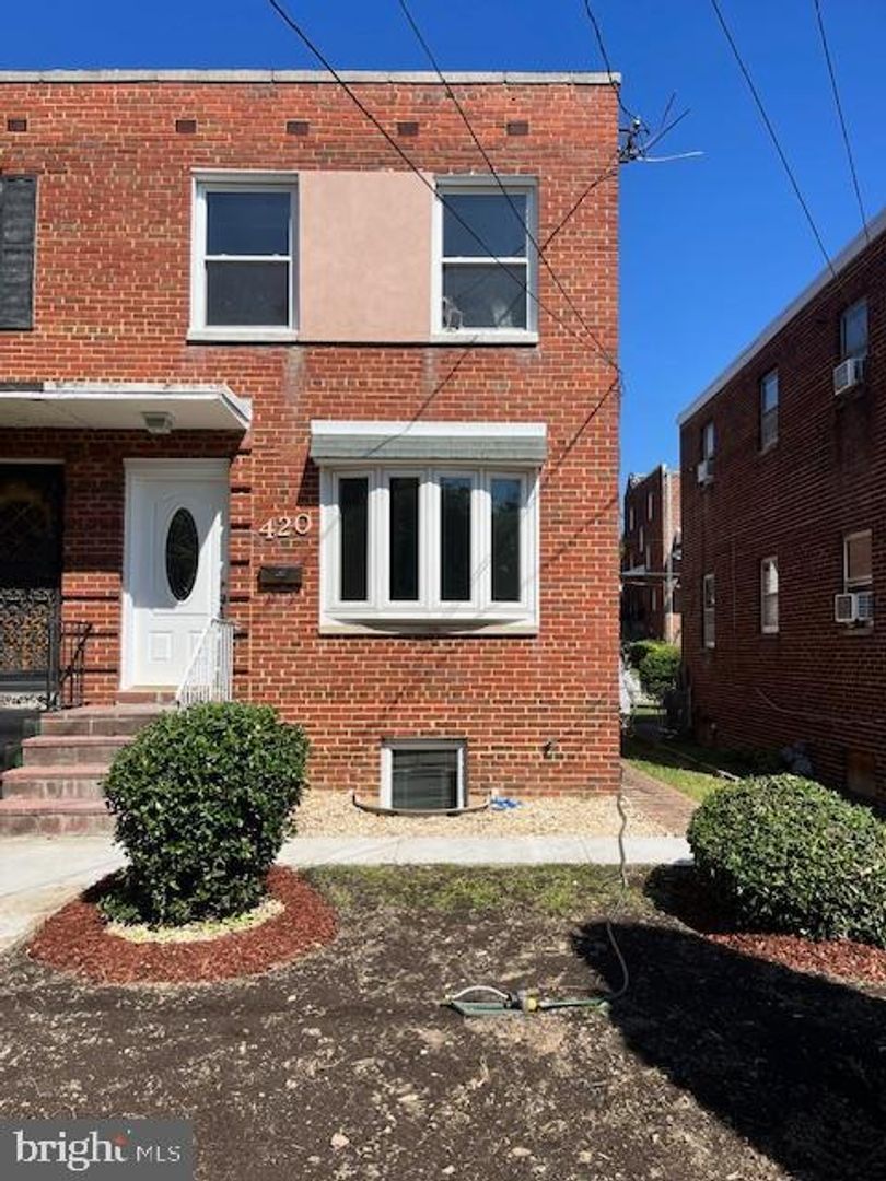 Washington Townhome: 420 Oglethorpe St NE