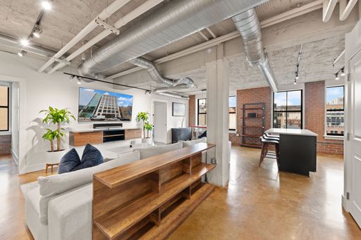 Fully Furnished Designer Loft with Parking & Monument Views! – photo 1