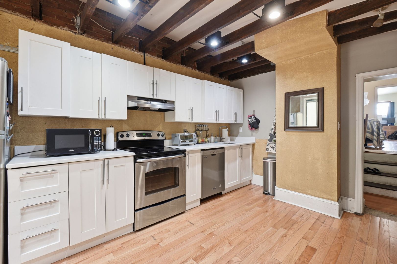 Washington House: 1425 Wisconsin Ave NW #1