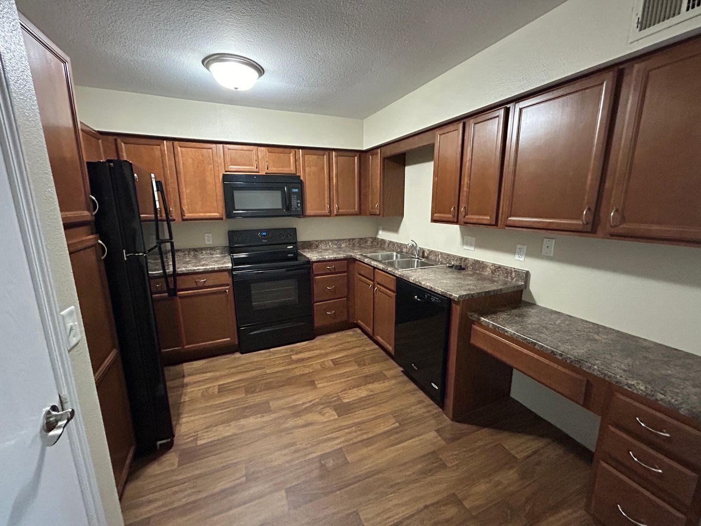 Overland Park Apartment: 7620 Shawnee Mission Pkwy