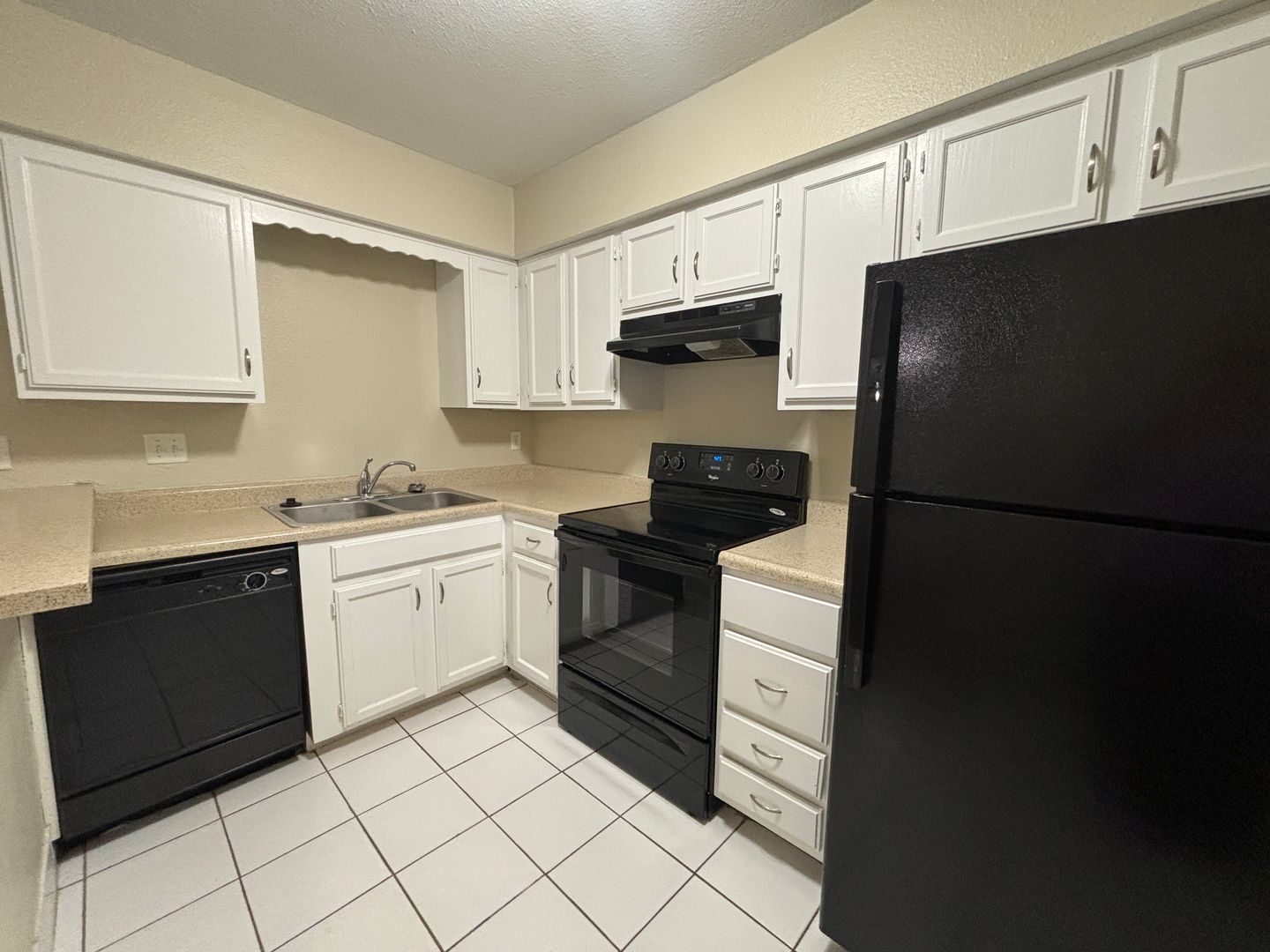 Overland Park Apartment: 7620 Shawnee Mission Pkwy