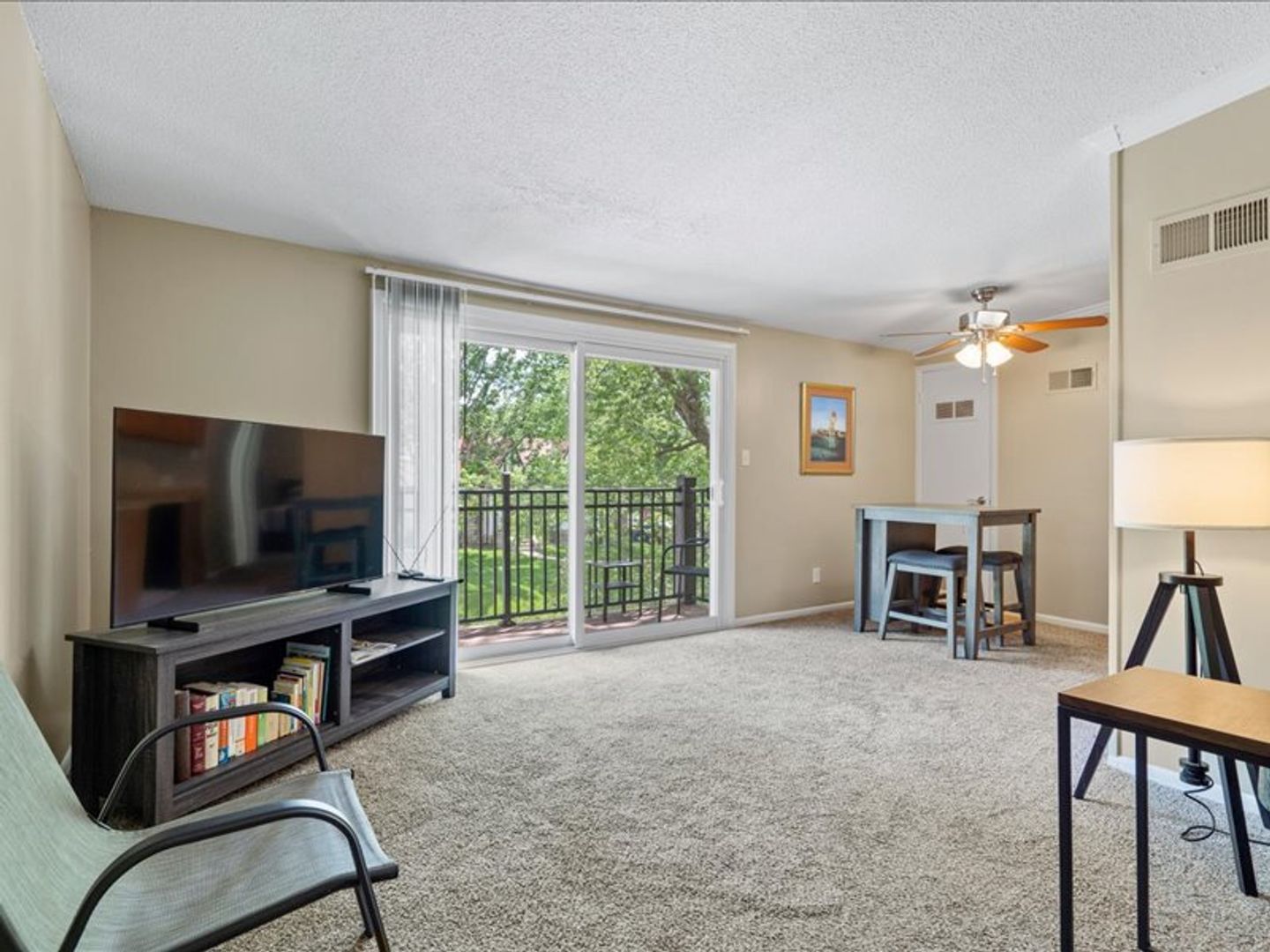 Mission Apartment: 5720 Martway St