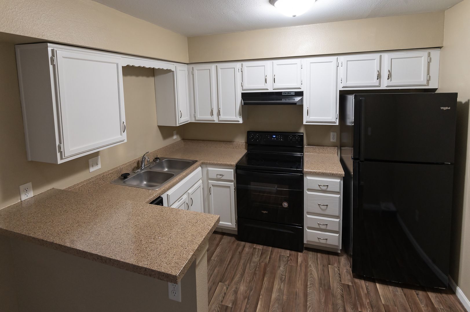 Overland Park Apartment: 7620 Shawnee Mission Pkwy