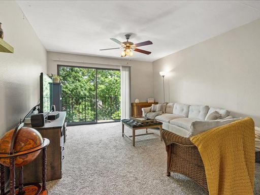 Top floor 1 bedroom with private balcony overlooking courtyard – photo 1
