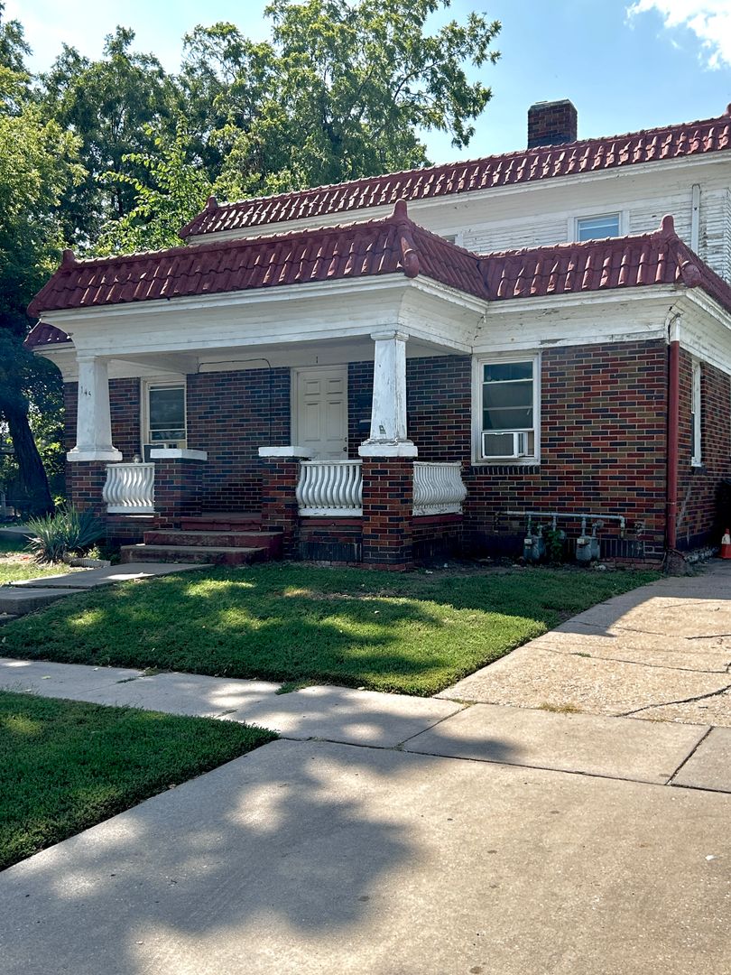 Wichita House: 145 N Ash #4