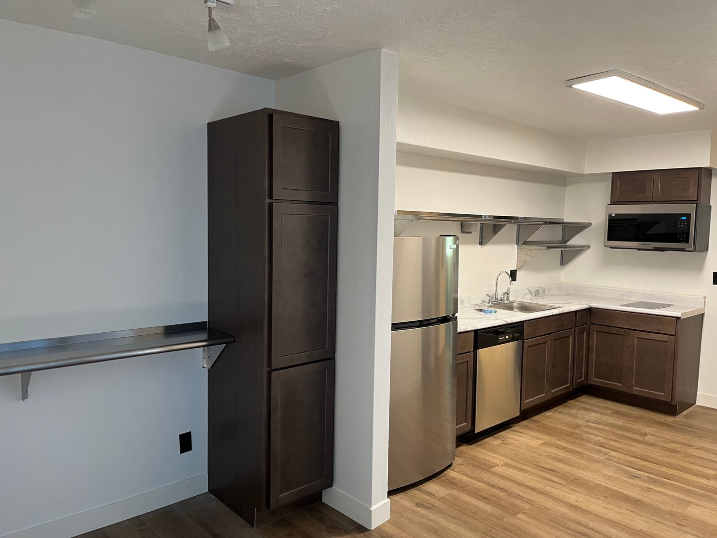 Lansing Apartment: 821, 829, 837, 901, 905 E. Shiawassee Street