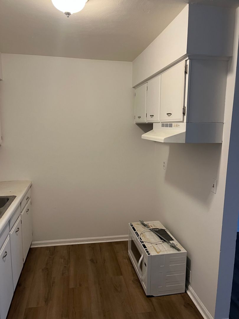 Lansing Apartment: 821, 829, 837, 901, 905 E. Shiawassee Street