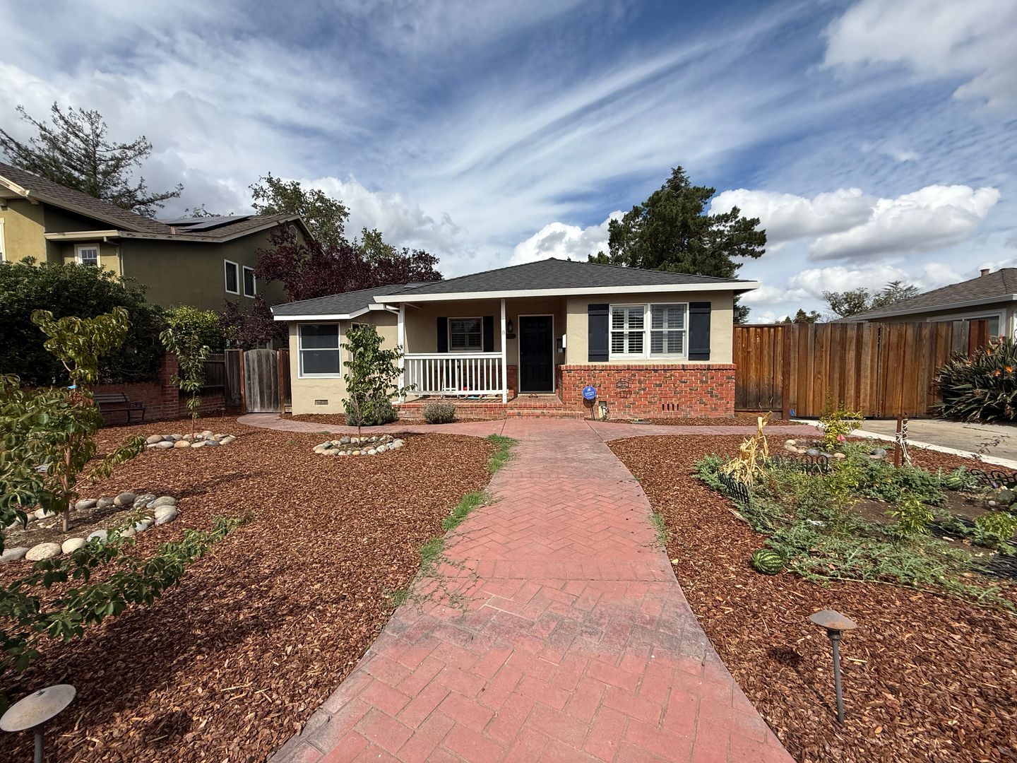 San Jose House: 15123 Herring Ave