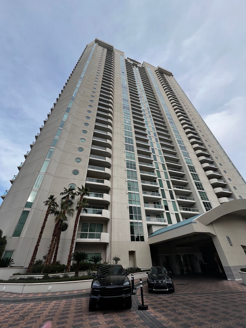 Las Vegas House: 2777 Paradise Rd #205