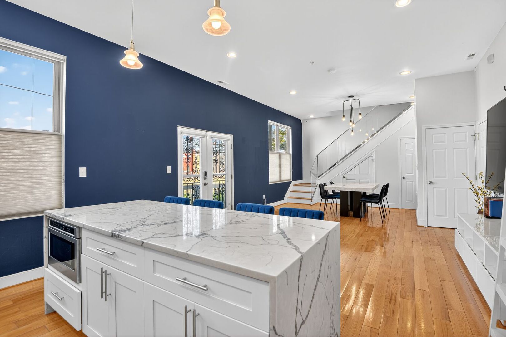 Washington Condo: 423 18th St NE #7