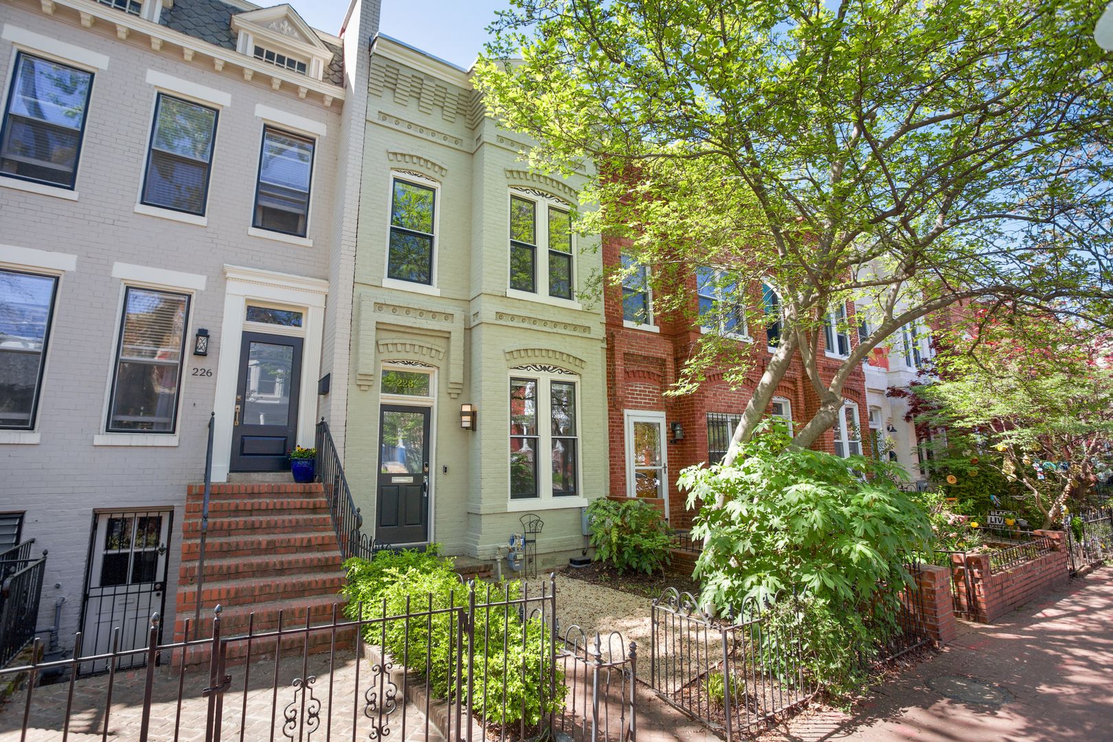 Washington House: 228 9th St NE