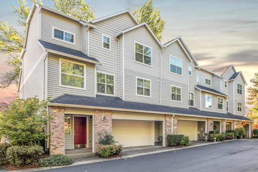 *Large Tigard End -Unit Townhome* – photo 1