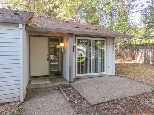 Updated 3 Bedroom 2 Bathroom Home Available in Beaverton! – photo 1