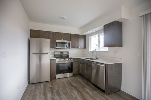 2 Bedroom 1 Bath Fully Remodeled Gladstone Apartments! Available Soon !
