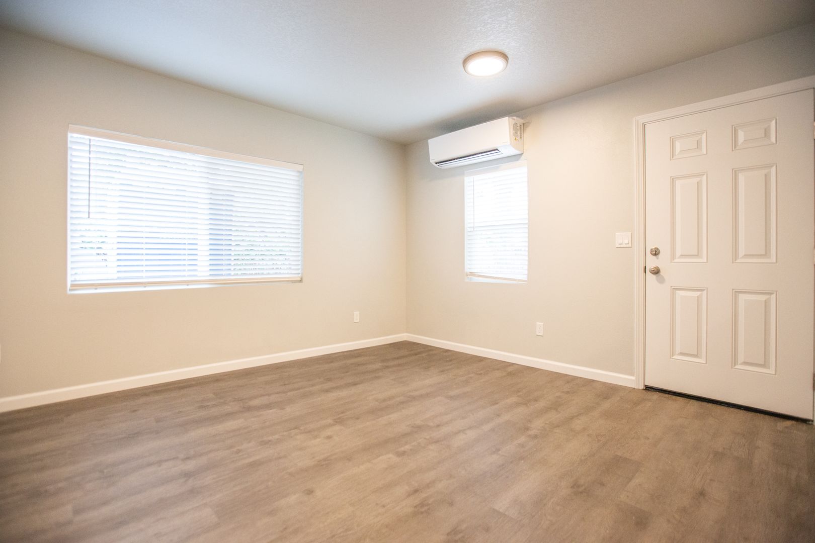 Woodburn Apartment: 477 Broadway St