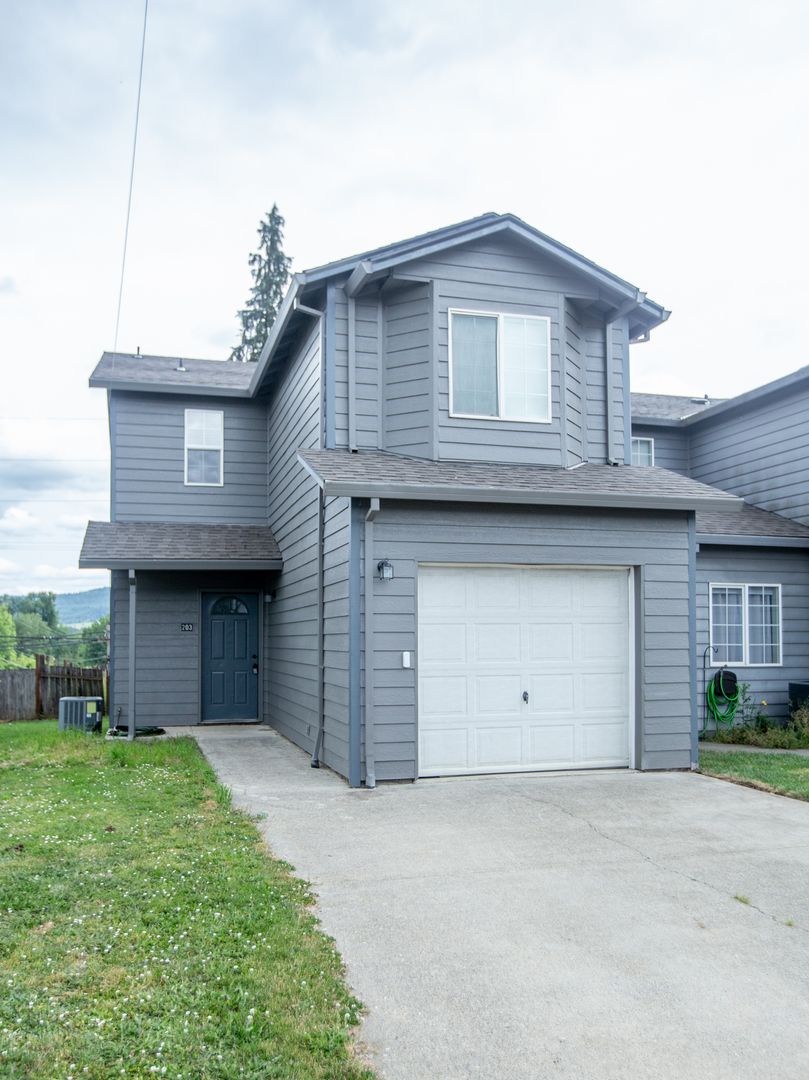 Gaston House: 203 3rd St