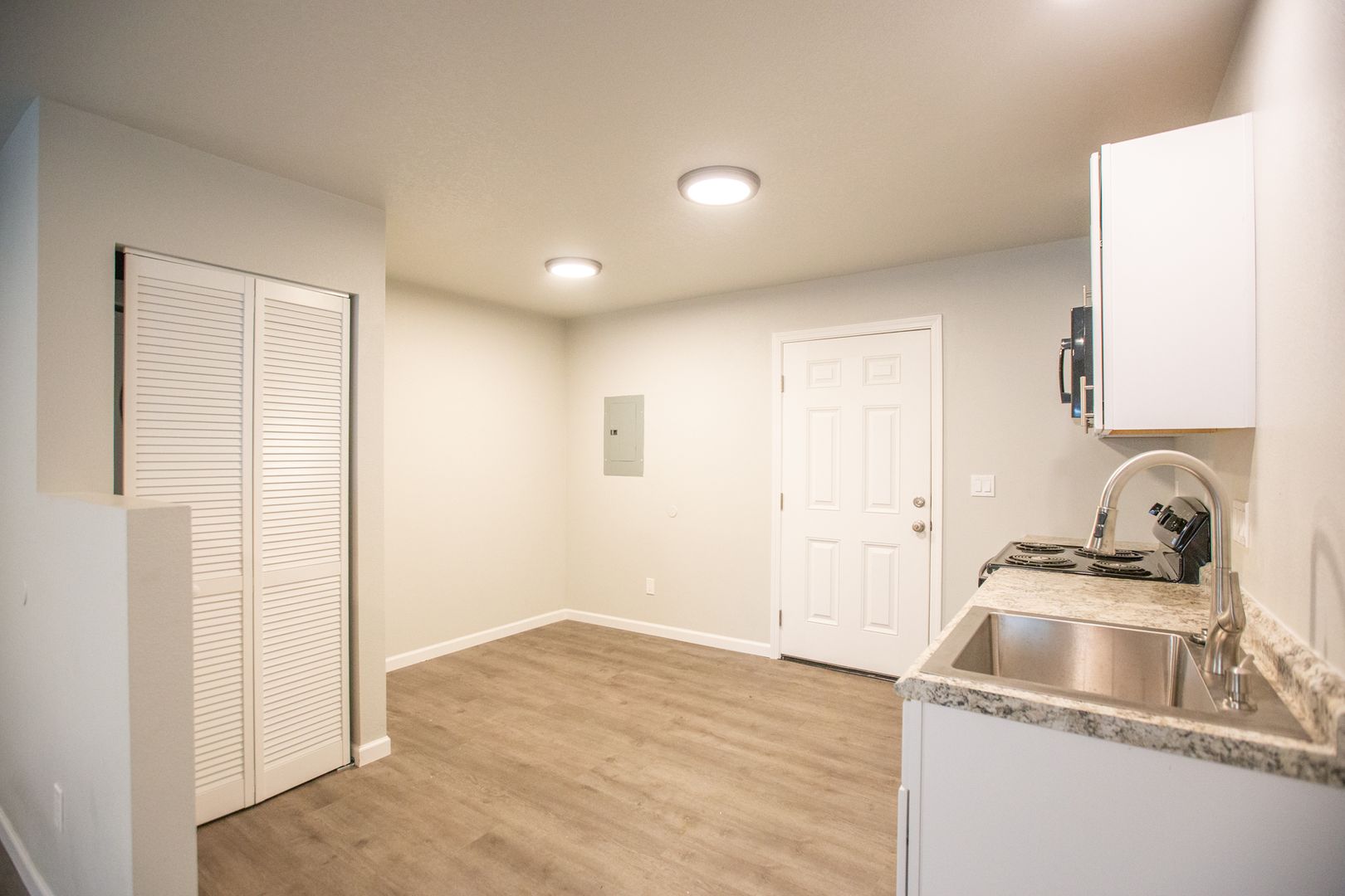 Woodburn Apartment: 477 Broadway St