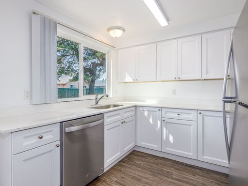 PINEWOOD COMMONS- COMFORTABLE LIVING IN THE HEART OF GRESHAM! – photo 1