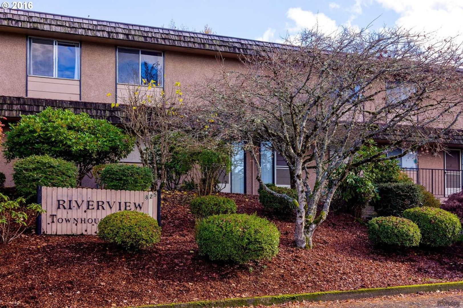 Eugene Apartment: 825 Stephens Dr.