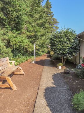 Keizer Oregon- Spacious 2 Bedroom 1 Bath available in 4 Plex. – photo 1