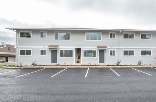 Gladstone Remodeled 2 Bedroom 1 bath apartment ready for move in September - Move in Special- One Month Free !!