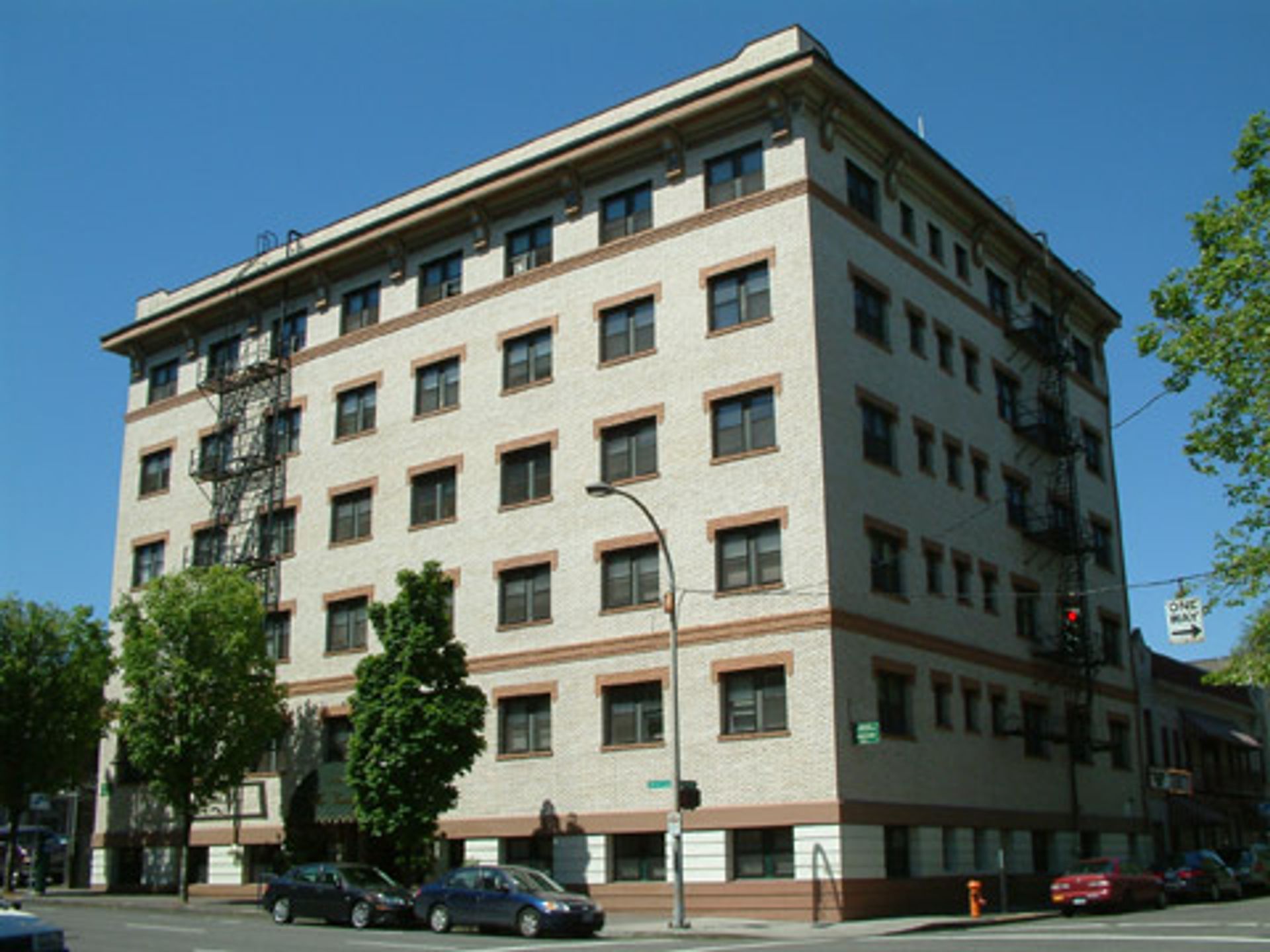 Portland Apartment: 909 SW 12th Ave.