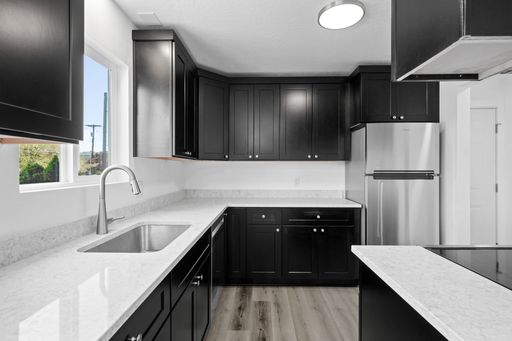 Updated 2-Bed in Spokane Valley - Stainless Kitchen, In-Unit Laundry & Balcony – photo 1