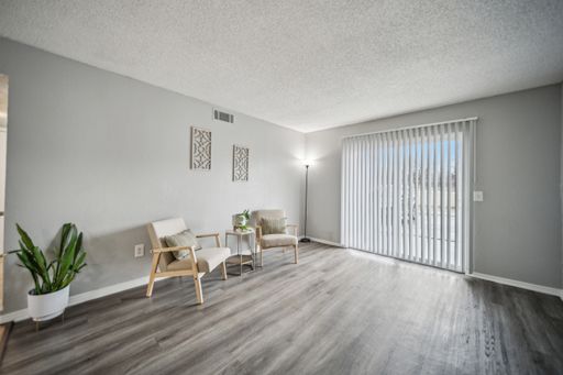 MOVE IN SPECIAL! New Paint 2025! New Carpet 2025! New Granite Countertops 2025! Downstairs Unit! – photo 1