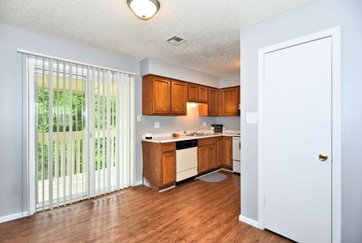 DOWNSTAIRS! PRIVATE PATIO! FULLY EQUIPPED KITCHEN! SPACIOUS WALK-IN CLOSET!