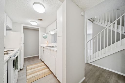 2 Bed/1.5 Bath - Townhome with Washer & Dryer Connections - Close to pool! $600 OFF first month! – photo 1