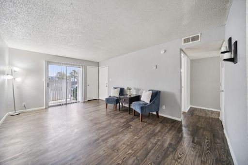 Stunning Apartment with Private Patio Overlooking the Courtyard! High-Speed Wi-Fi Available! All Bills Paid Option! – photo 1
