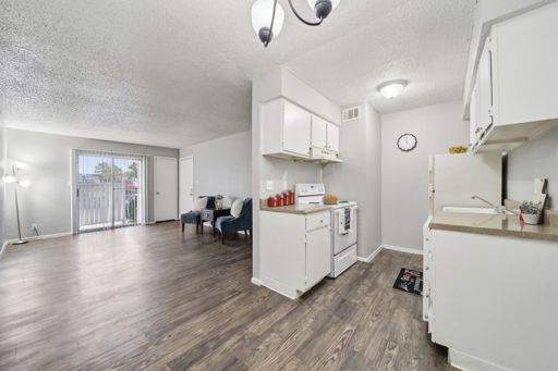 Beautiful Apartment with Private Patio Overlooking the Courtyard! High-Speed Wi-Fi Available! All Bills Paid Option! – photo 1
