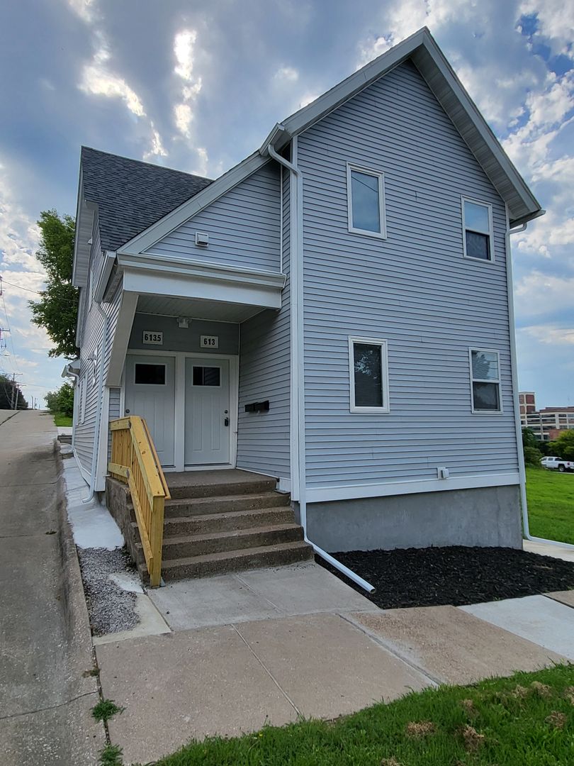 Davenport Apartment: 613 Pershing Avenue